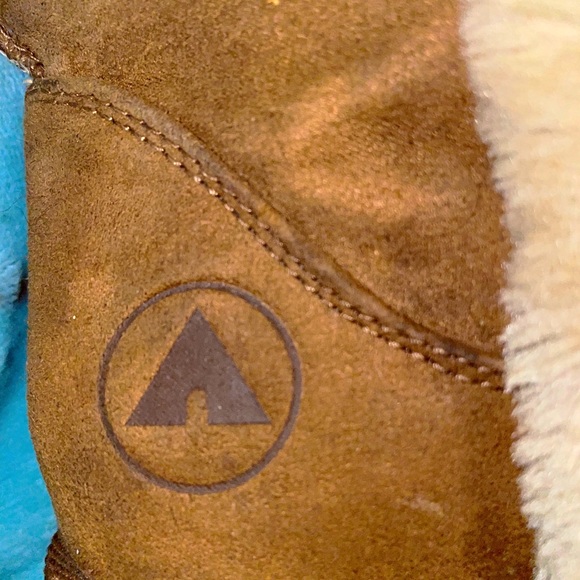 AirWalk double button soft brown faux fur winter boots. Size 5.5 - Picture 4 of 4